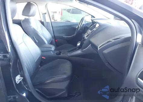 2014 Ford Focus Titanium z USA, uszkodzony, nr VIN 1FADP3J27EL321656